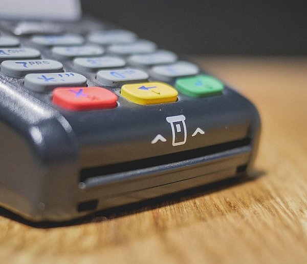 Zakaz sprzedaży i większy nadzór. Tych produktów nie kupią już nieletni-85385