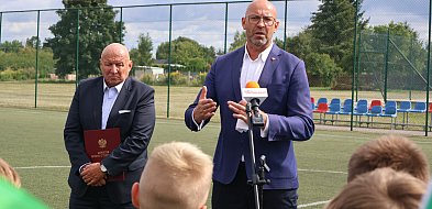 Minister sportu odwiedził Szymanów. Chodzi o orlik-86407