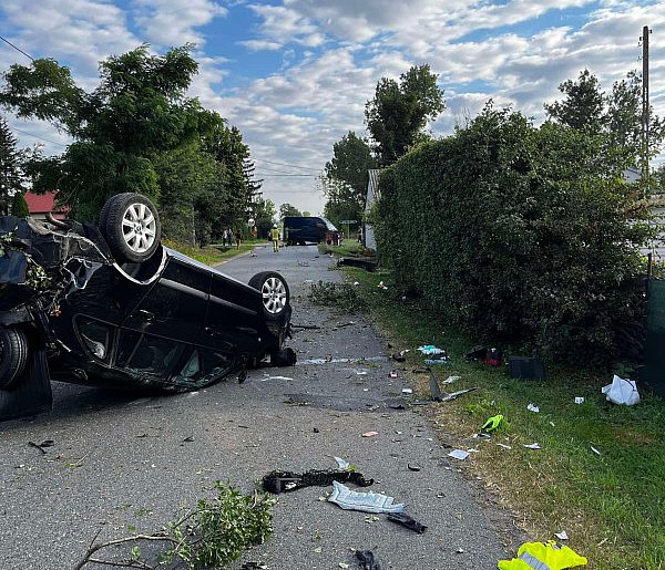 Poważny wypadek w powiecie łowickim, ucierpieli ojciec z 3-letnią córką-86446