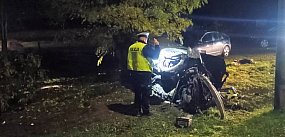 Uderzył w przydrożną figurkę, w stanie ciężkim trafił d