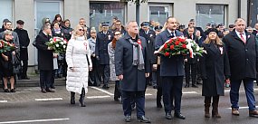 Apel pamięci i salwa honorowa przy Staszica