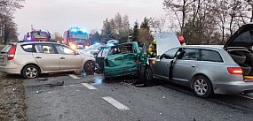 Zderzenie trzech samochodów na DK 92, droga zablokowana