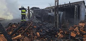 Duży pożar w Kromnowie, spłonął kombajn i sieczkarnia