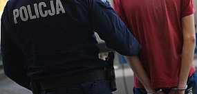 Przerzucił łup przez linię kas, ale kradzież nie wyszła