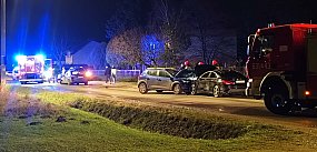 Czołowe zderzenie na Gawłowskiej, droga zablokowana