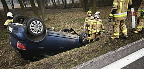 Szklanka na drogach: były zdarzenia, w tym dachowanie