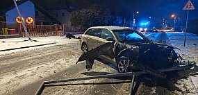 Osobówka kontra słup na 15. Sierpnia. Kierowcy brak