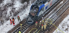 Błonie: zderzenie osobówki z dwoma pociągami