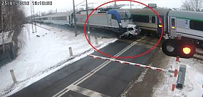 Pociągi sprasowały auto w Błoniu, jest nagranie