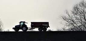 Wójt Maciej Mońka do rolników: pola do obróbki