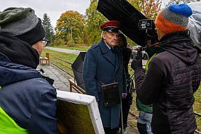 Daniel Olbrychski na planie sochaczewskiej wąskotorówki-16345