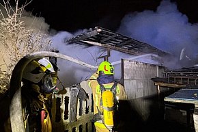 Nocny pożar w Kozłowie Biskupim, paliły się blaszaki-16396