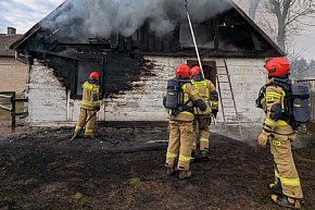 Łaziska: drewniany dom spłonął całkowicie, na miejscu aż 8 samochodów straży-16499