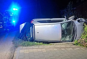Wypadek w Rokotowie, kierowcę wydobyli z wraku mieszkańcy-87099