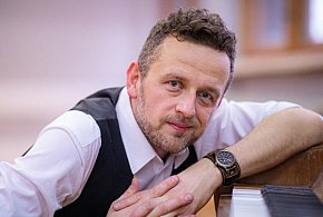 Wirtuoz i dyrektor w jednym. Pałac w Sannikach zaprasza na wyjątkowy koncert-87638