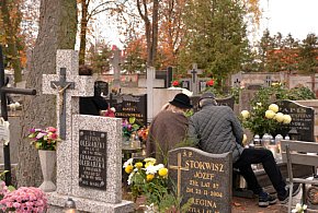 Savoir-vivre na 1 listopada. Jak się zachować podczas wizyty na cmentarzu?-88525