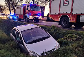 Samochód w rowie na DK 50, kierowca trafił do szpitala-88679
