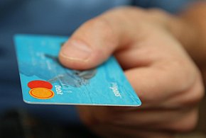 Fiskus skontroluje płatności kartą Polaków? Resort zabiera głos-89093