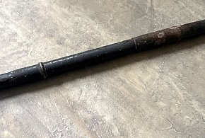 Pobicie mężczyzny w Kuznocinie, jeden ze sprawców użył metalowej rurki-89084