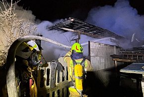 Nocny pożar w Kozłowie Biskupim, paliły się blaszaki-89247