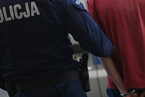 Przerzucił łup przez linię kas, ale ochroniarze sklepu byli czujni-89808