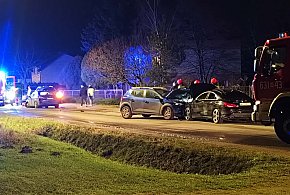 Czołowe zderzenie na Gawłowskiej, droga zablokowana, na miejscu służby-89862