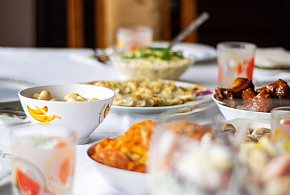 Polacy znów sięgną głębiej do kieszeni. Tyle wydają na świąteczne jedzenie-89901