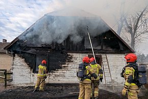 Łaziska: drewniany dom spłonął całkowicie, na miejscu aż 8 samochodów straży-90000