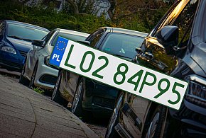 Tablice z zielonymi napisami na kolejnych autach. Nie chodzi o "elektryki"-90150