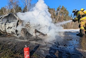Pożar w Wężykach. Kierujący z dzieckiem zdążyli wysiąść-90454