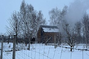Pożar drewnianego domu mieszkalnego w Wężykach, w akcji 20 strażaków-90598