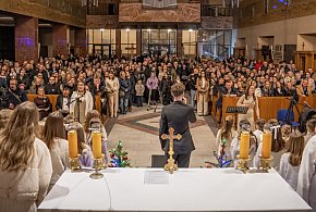 Magia, śpiew i tłum w kościele parafii św. Wawrzyńca-90622