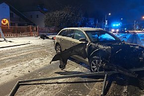 Osobówka kontra słup na 15. Sierpnia. Kierowcy brak-90601