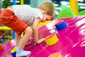 Zostawiasz dziecko w sali zabaw? Urząd wykrył poważne uchybienia-90825