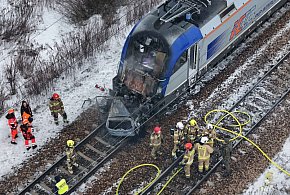 Błonie: zderzenie osobówki z dwoma pociągami, pożar, ewakuacja i utrudnienia