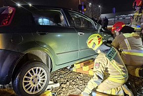 Groźnie na przejeździe kolejowym w Błoniu