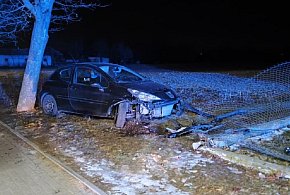 Wypadek w Janowie, samochód uderzył w ogrodzenie