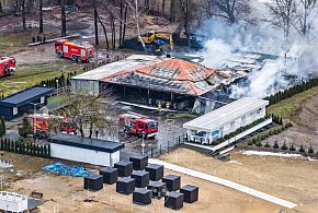 Popularna wiata na Plaży Patelnia w Grabinie w ogniu