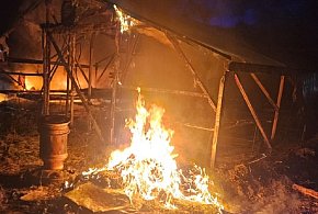 Łuna nad posesją w Kożuszkach Parcel, 14 strażaków w akcji