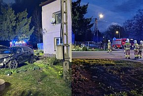 Szymanów: autem w płot, garaż i dom [FOTO]