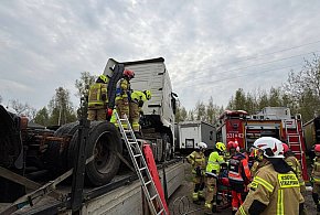 Czyste: mężczyzna przygnieciony przez ciągnik siodłowy