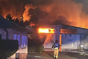 Wielki pożar zakładu w Bramkach, na miejscu także strażacy z Sochaczewa