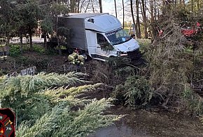 W drzewo i nad staw w Nowym Kamionie. 44-latek zatrzymany