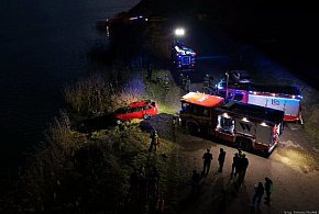 Bolimów: tragedia, trwa walka o życie osób z auta, które wpadło do zbiornika