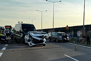 Karambol na A2, kierowca i 16-letni pasażer w szpitalu