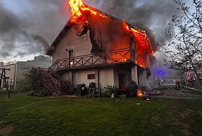 Pożar domu w Sochaczewie, pięć osób w szpitalu