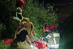 Spadł z kładki do Bzury, pomogły osoby postronne