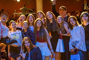 Teatr Maska z koszem festiwalowych nagród, łał