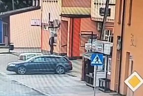 Okolice Żyrardowa: skakał z nieletnim po dachach samochodów [VIDEO]
