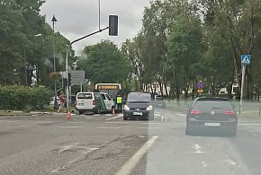 Wypadek w centrum z udziałem trzech pojazdów, jedna osoba poszkodowana